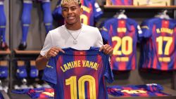 El delantero español del Barcelona, Lamine Yamal, posa sosteniendo su nueva camiseta número 10. La joven estrella del Barcelona, Lamine Yamal, heredó hoy la camiseta número 10 del club, que anteriormente usó el gran Lionel Messi de todos los tiempos.