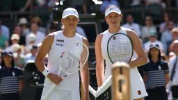 LONDON, ENGLAND - JULY 12: Iga Swiatek of Poland and Amanda Anisimova of United States pose for a photo at the net prior to the Ladies' Singles Final on day thirteen of The Championships Wimbledon 2025 at All England Lawn Tennis and Croquet Club on July 12, 2025 in London, England. (Photo by Clive Brunskill/Getty Images)