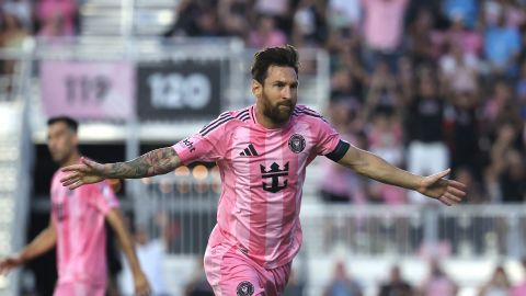 FORT LAUDERDALE, FLORIDA – 12 DE JULIO: Lionel Messi #10 de Inter Miami CF celebra después de anotar el primer gol del equipo durante el partido de la MLS entre Inter Miami CF y Nashville SC el 12 de julio de 2025 en Fort Lauderdale, Florida.