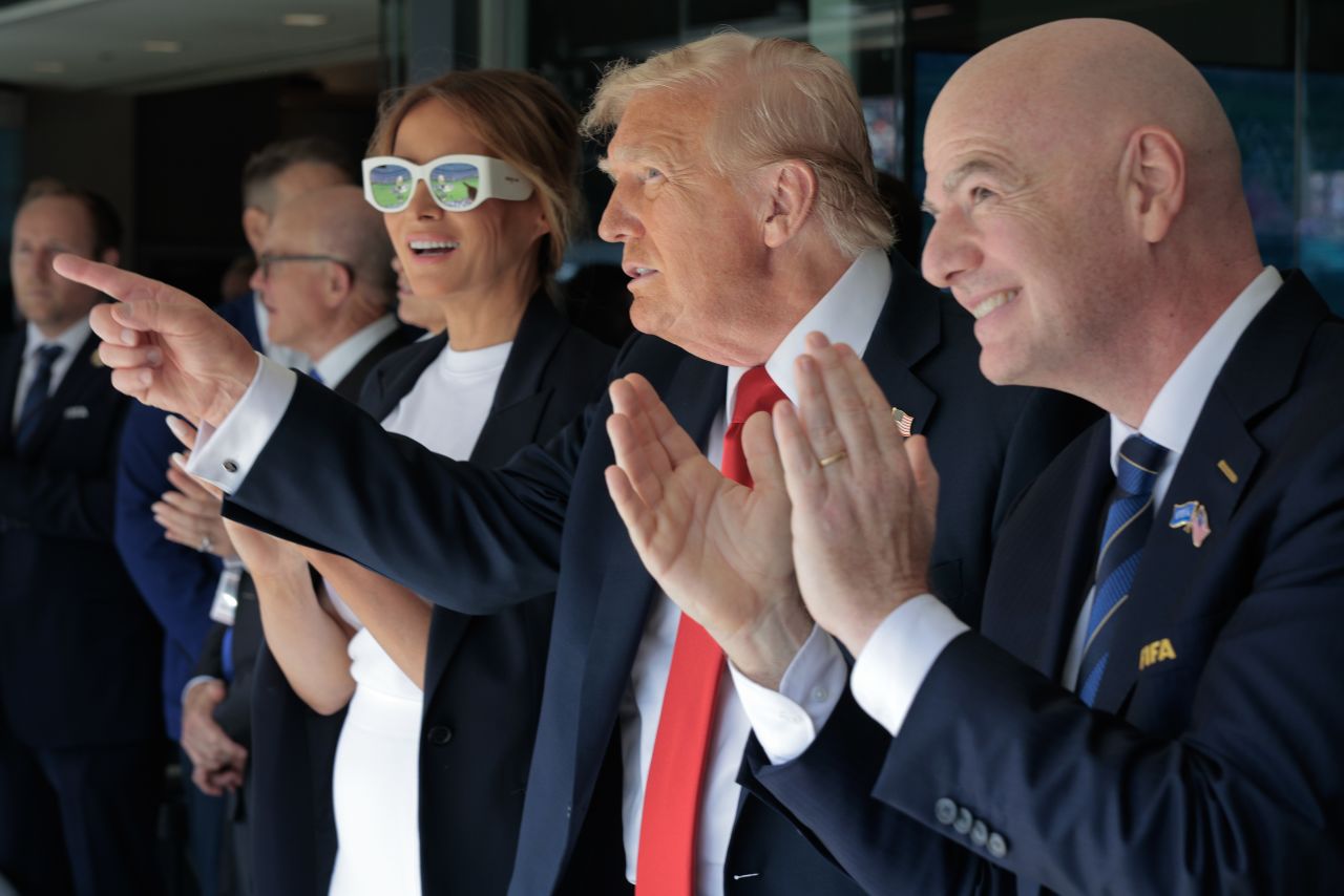 El presidente de Estados Unidos, Donald Trump, y la primera dama, Melania Trump, se unen al presidente de la FIFA, Gianni Infantino, y a otros invitados durante la final de la Copa Mundial de Clubes.