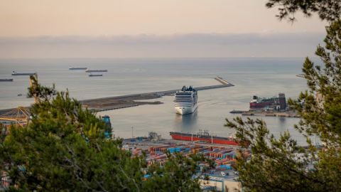 Un crucero en el Puerto de Barcelona, uno de los puertos marítimos más grandes de Europa, el 18 de julio de 2025.