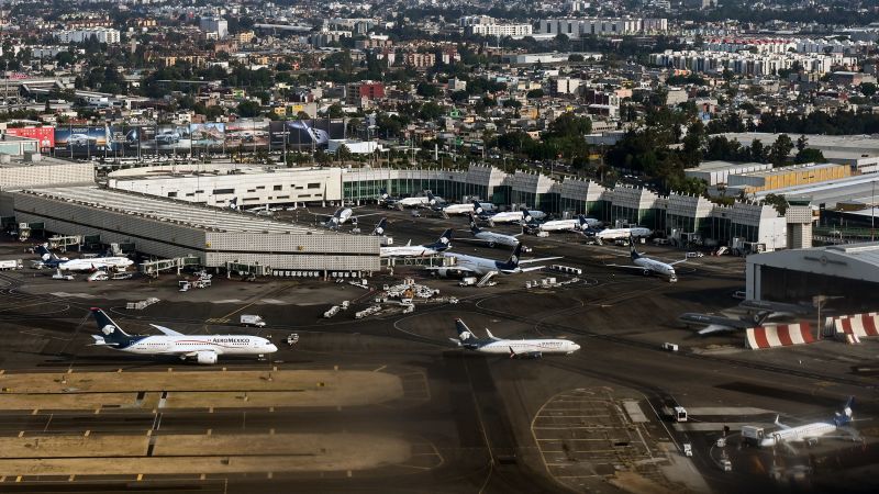 Самолетът Aeroméxico почти се приземява на върха на Delta Air Lines 737 Изваждане 