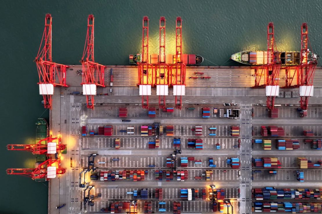 Se ven buques portacontenedores en la terminal de contenedores del puerto de Lianyungang, en la provincia oriental china de Jiangsu, en la madrugada del 24 de julio de 2025.