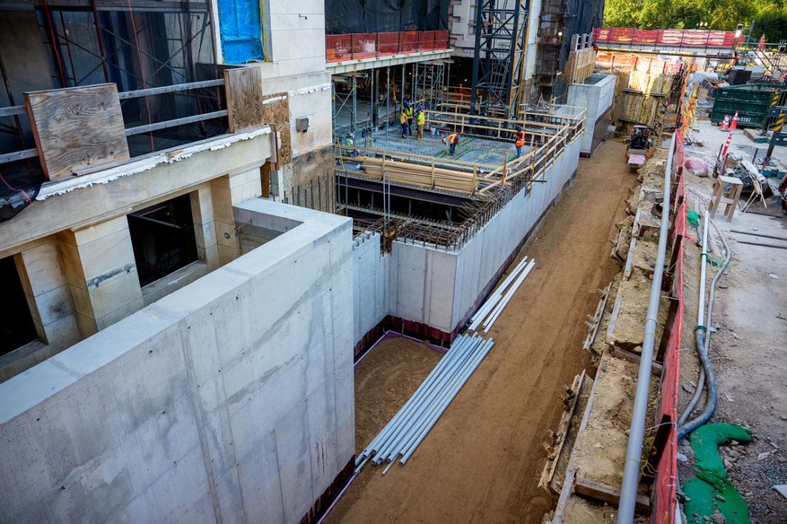 Continúan las renovaciones en el Edificio Marriner S. Eccles el 24 de julio en Washington.
