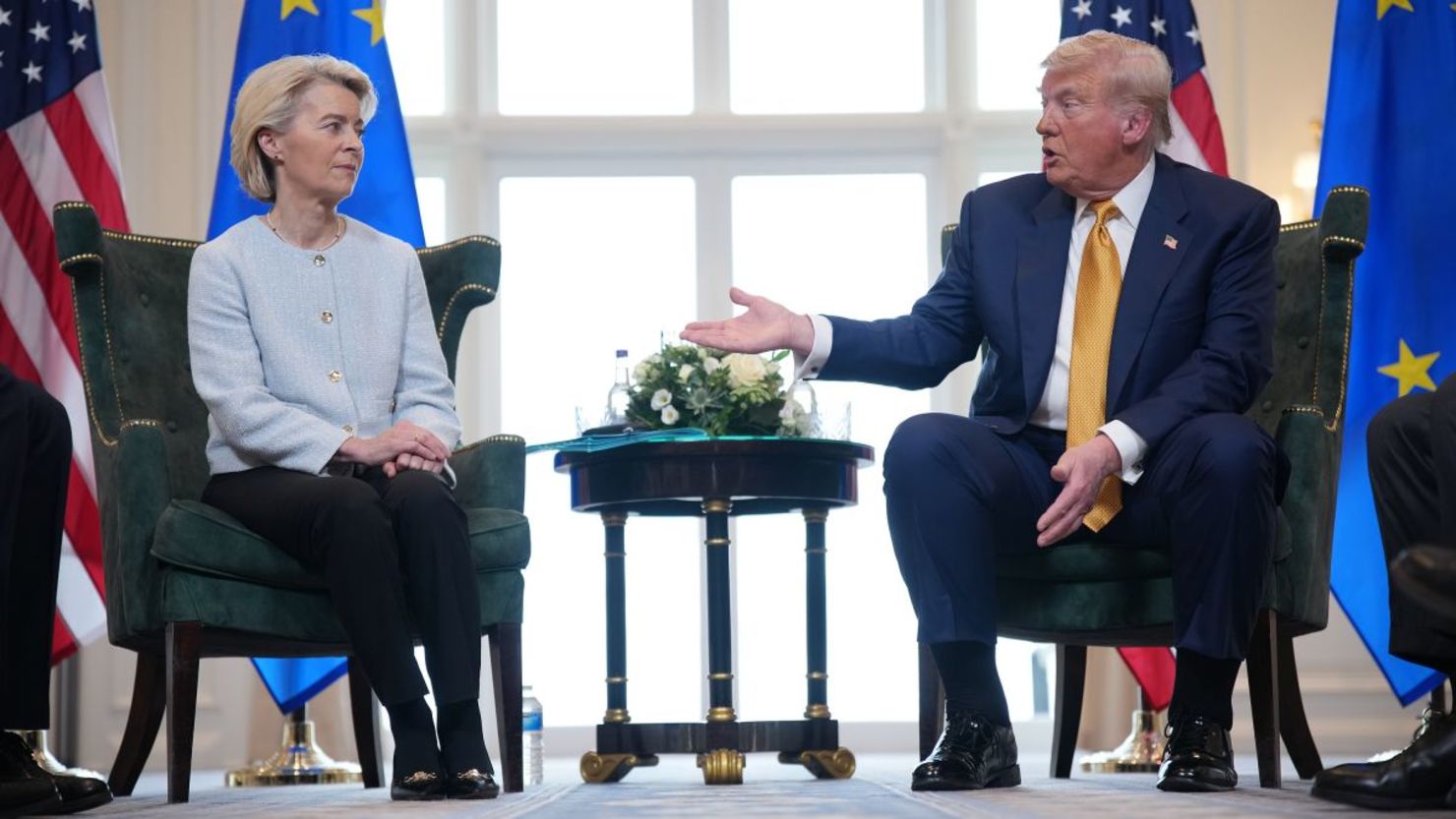 La presidenta de la Comisión Europea, Ursula von der Leyen, se reúne con el presidente de Estados Unidos, Donald Trump, en el club de golf Trump Turnberry el 27 de julio de 2025, en Turnberry, Escocia.