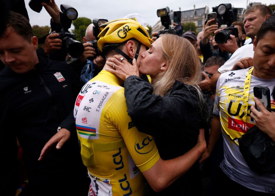 Tadej Pogačar celebra su victoria en el Tour de Francia con su pareja.