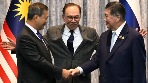 Cambodia's Prime Minister Hun Manet (L) and Thailand's acting Prime Minister Phumtham Wechayachai shake hands as Malaysia's Prime Minister Anwar Ibrahim puts his arms around them after announcing the ceasefire on Monday.