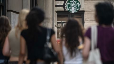 Starbucks está cerrando aproximadamente 400 tiendas.