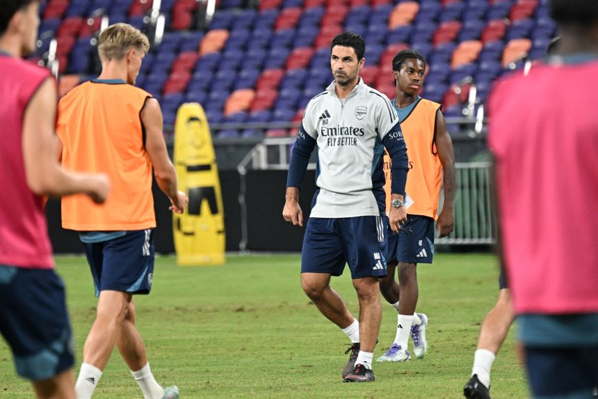 Arsenal manager Mikel Arteta, center, watches his players train on Wednesday.