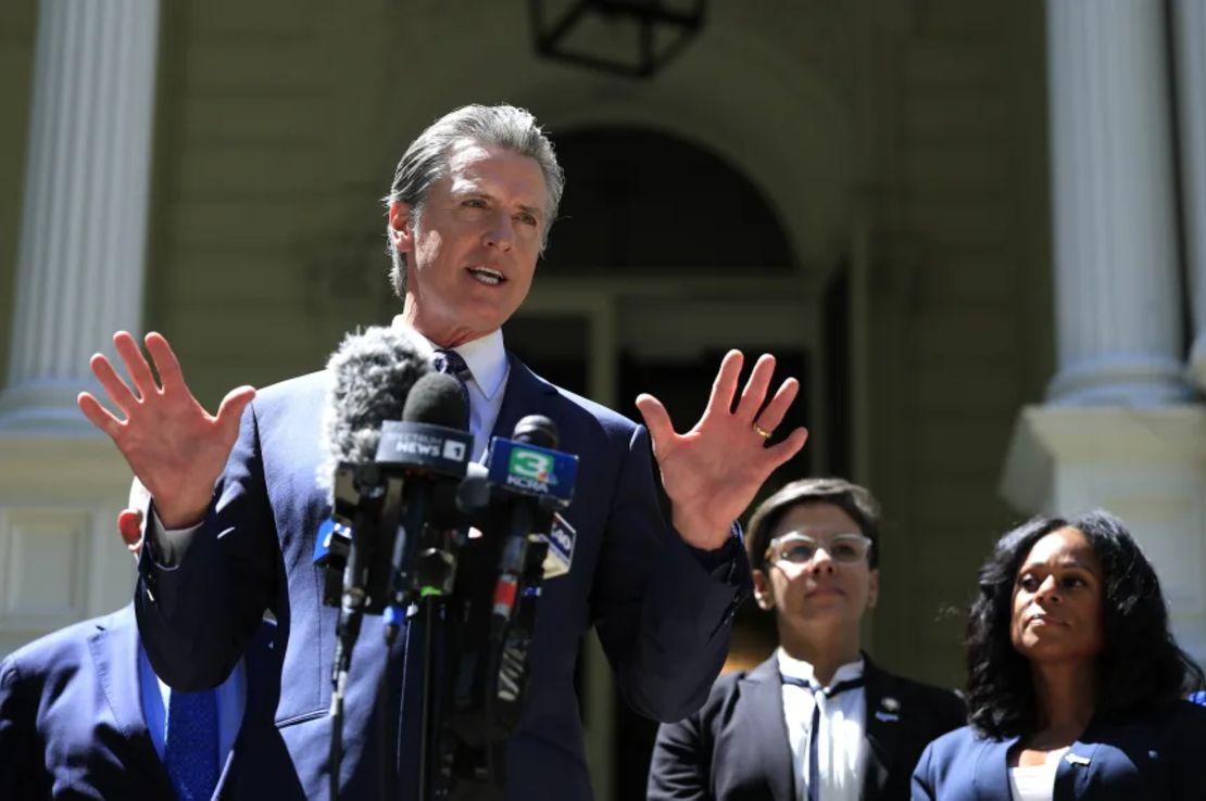 El gobernador de California, Gavin Newsom, habla durante una conferencia de prensa con legisladores de Texas el 25 de julio en Sacramento.