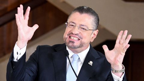 El presidente de Costa Rica, Rodrigo Chaves, gesticula durante una conferencia de prensa en la residencia presidencial en San José el 30 de julio de 2025.