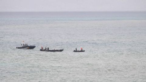 Dos embarcaciones de la Guardia Civil española interceptan migrantes el 26 de julio cerca de Ceuta.