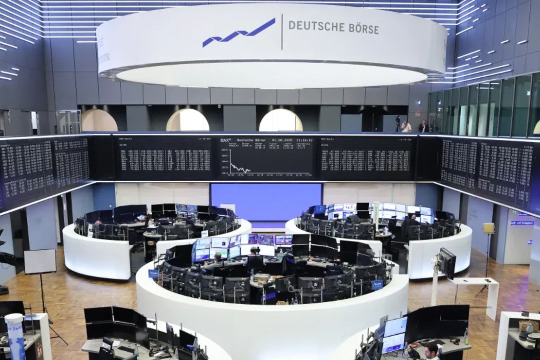 Los operadores trabajan frente a un tablero que muestra el gráfico del índice bursátil alemán DAX en la bolsa de Francfort del Meno, en Alemania, el 1 de agosto de 2025.
