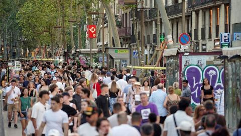 Turistas caminan por La Rambla de Barcelona el 25 de augusto de 2025.