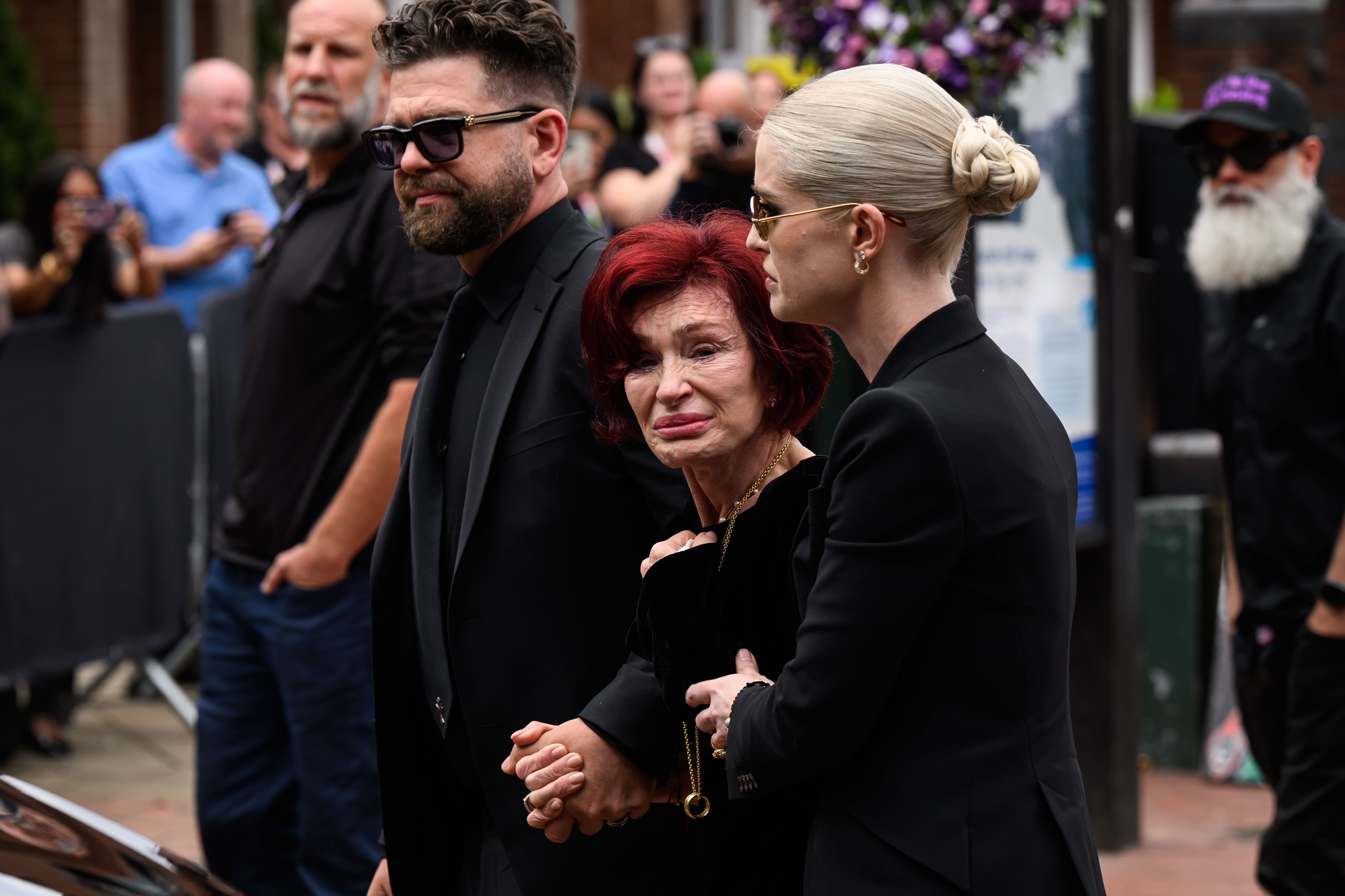 Familia y fanáticos de Ozzy Osbourne lo despiden emocionados en su funeral | CNN