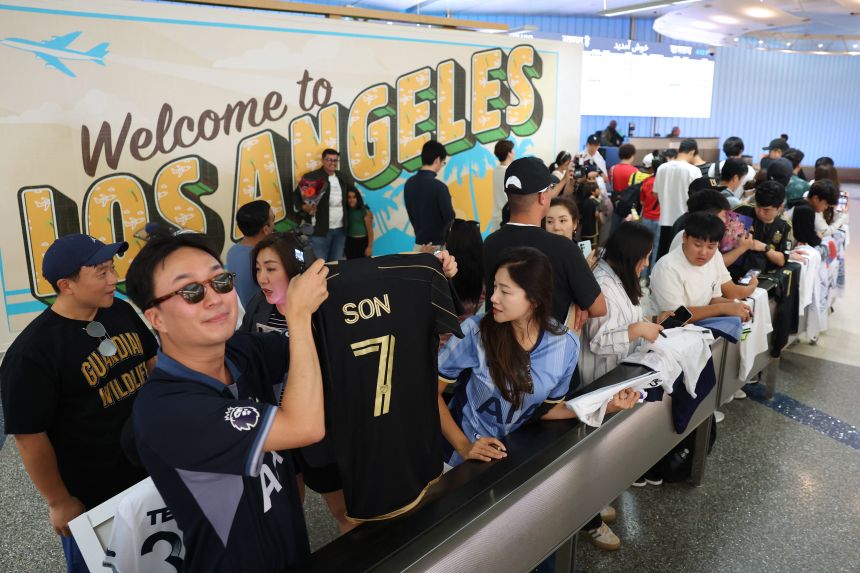 Supporters of South Korean football player Son Heung-min wait for his arrival at the Los Angeles International Airport in Los Angeles, California on Tuesday.