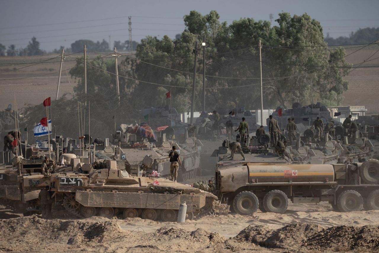 İsrail askerleri, 6 Ağustos'ta Güney İsrail'in Gazze sınırına yakın bir noktada zırhlı personel taşıyıcılarının üzerinde askeri teçhizatı düzenliyor.