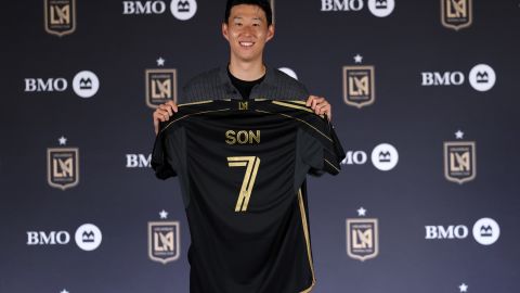 LOS ÁNGELES, CALIFORNIA – 6 DE AGOSTO: Son Heung-min del Los Ángeles Football Club posa con su camiseta después de ser presentado durante una conferencia de prensa en el estadio BMO.