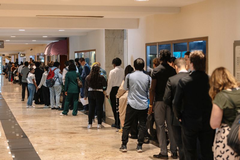 Government Shutdown Halts US Jobs Report, Clouds Economic Outlook