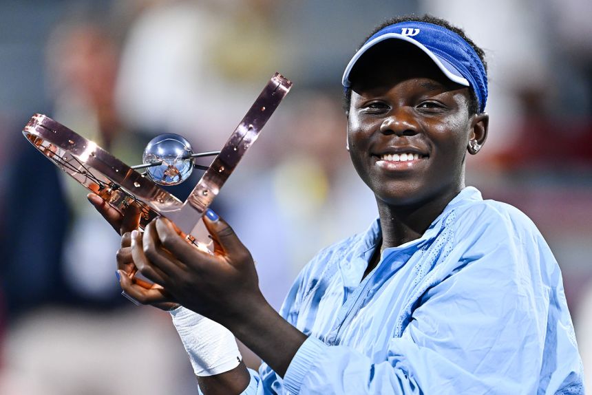 Mboko holds up the Canadian Open trophy after defeating Naomi Osaka.