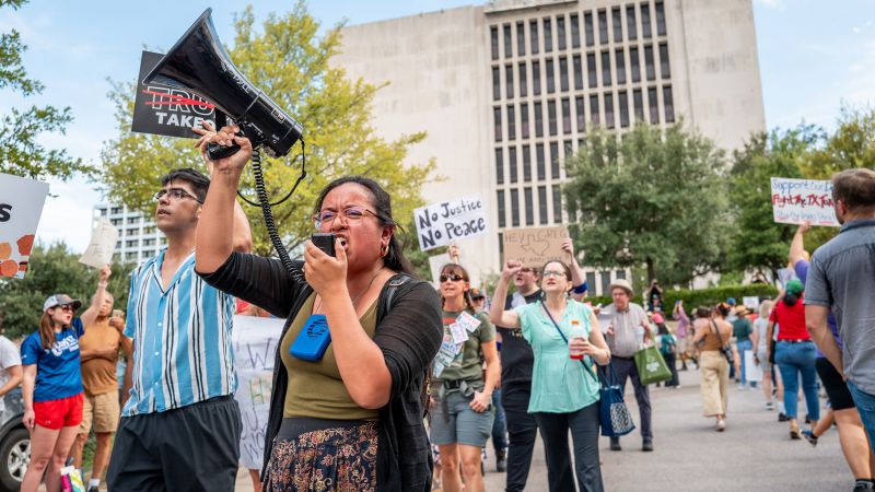 Вижте всички теми Връзка копирана Следвайте В паркове кафенета църкви