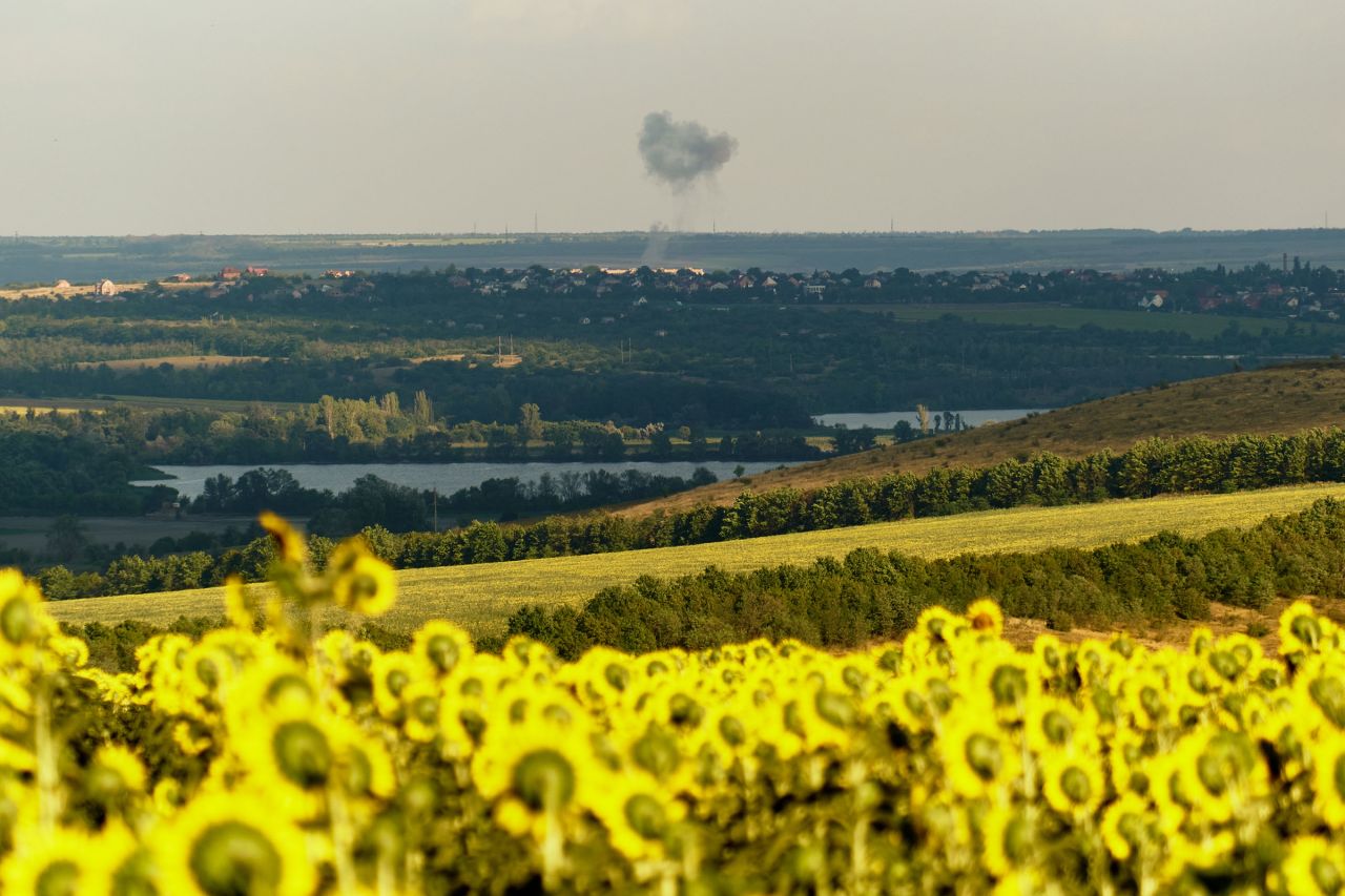 Las plumas de humo se elevan al horizonte en la región de Donetsk de Ucrania después de una huelga de las fuerzas rusas el miércoles.