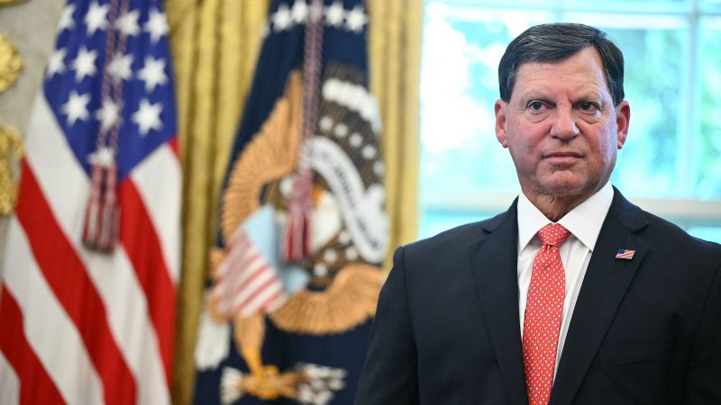 Вижте всички теми Връзка копирана! Следвайте Комисарят по администрацията на