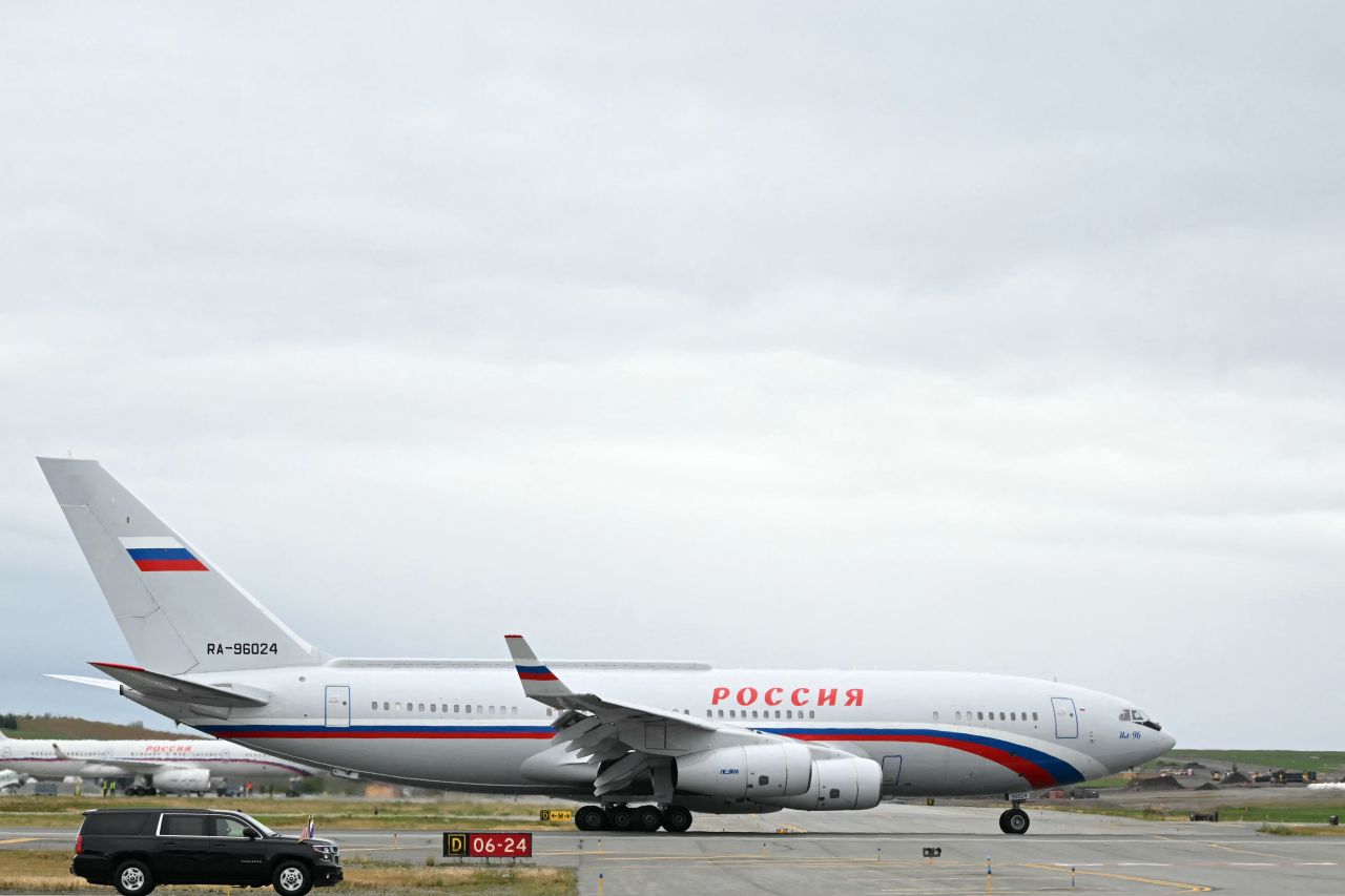 El avión que transportaba al presidente Vladimir Putin, tras aterrizar en la Base Conjunta Elmendorf-Richardson en Anchorage, Alaska, el 15 de agosto de 2025.