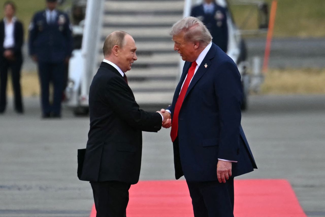 El presidente de Estados Unidos, Donald Trump (der.), saluda al presidente de Rusia, Vladimir Putin, en la pista tras su llegada a la Base Conjunta Elmendorf-Richardson en Anchorage, Alaska, el 15 de agosto de 2025.