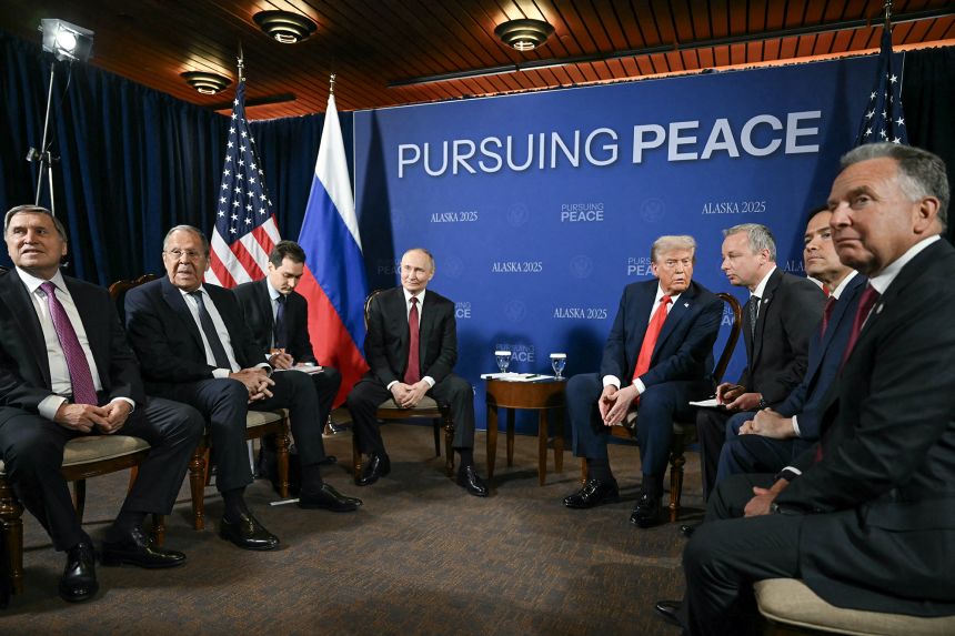 Міністр закордонних справ Росії Сергій Лавров (другий ліворуч) бере участь у американсько-російському саміті щодо України в Анкоріджі, штат Аляска, 15 серпня.