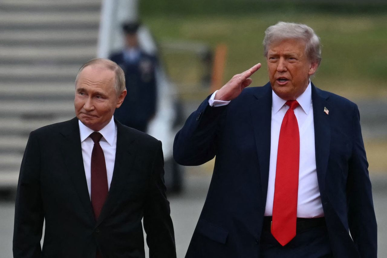ABD Başkanı Donald Trump, Cuma günü Alaska'nın Anchorage kentindeki Elmendorf-Richardson Ortak Üssü'nde Rusya Devlet Başkanı Vladimir Putin ile birlikte yürürken selam veriyor.