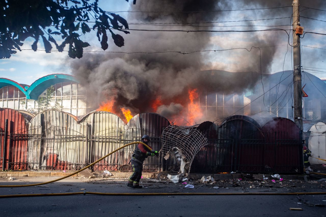 Les pompiers tenteront d'effacer l'incendie sur le marché central de Smie, en Ukraine, causé par l'explosion d'un drone russe à Smie, en Ukraine, le 15 août 2025.