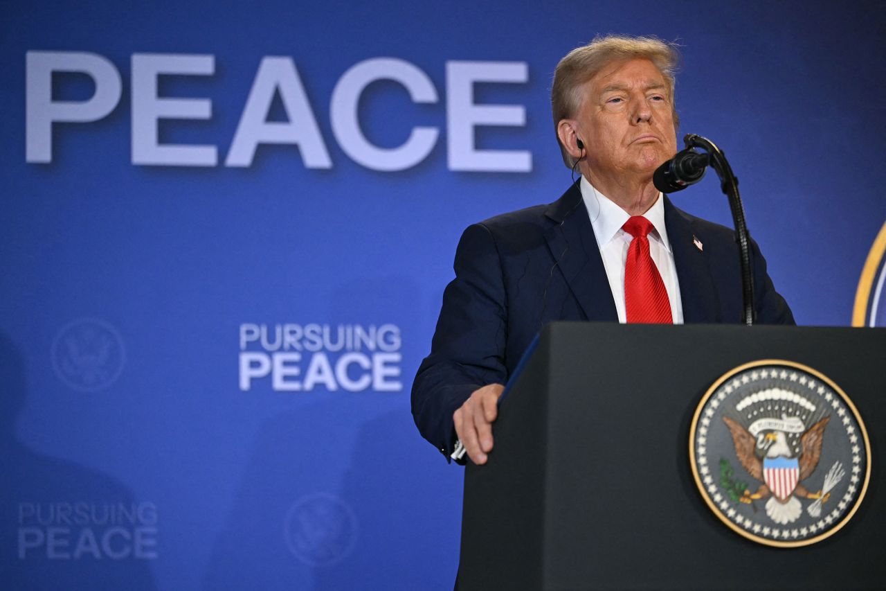 ABD Başkanı Donald Trump, Rusya Devlet Başkanı Vladimir Putin ile düzenlediği ortak basın toplantısında konuşuyor.