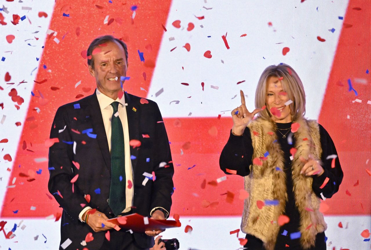 Jorge "Tuto" Quiroga Ramírez, expresidente de Bolivia y candidato presidencial de la coalición "Alianza Libre", y su esposa, Milena Dobronic, saludan a sus simpatizantes tras los resultados de las elecciones presidenciales en La Paz el 17 de agosto de 2025.