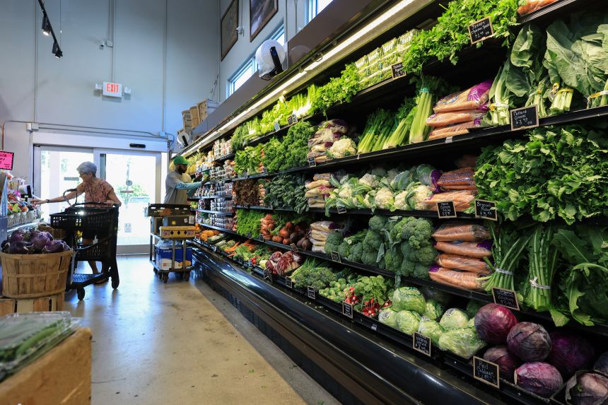 Las verduras se exhibirán en una tienda de comestibles en Delray Beach, Florida, el 15 de agosto.