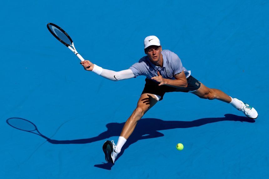 Sinner lunges for a ball at the Cincinnati Open on August 16.