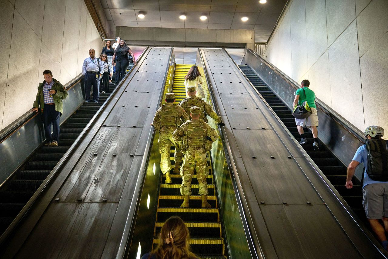 Los miembros de la Guardia Nacional patrullan una estación de metro de Washington, DC el miércoles.