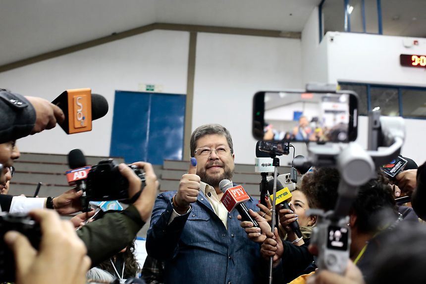 Presidential candidate Samuel Doria Medina of Alianza Unidad coalition shows his inked fingerprint after casting his vote during the presidential elections at Colegio Franco Boliviano on August 17, 2025 in La Paz, Bolivia. Bolivians head to polls amid a social and economic crisis. Projections reveal that a runoff could be possible for the first time since the constitution was introduced in 2009. Opposition candidates Samuel Doria Medina of Alianza Unidad and Jorge