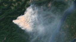 Une vue satellite de l'incendie de Bear Gulch montre un épais panache de fumée au-dessus du comté de Mason, dans l'État de Washington, alors que les équipes luttent contre l'incendie qui a brûlé près de 9 000 acres dans la forêt et le parc nationaux olympiques.