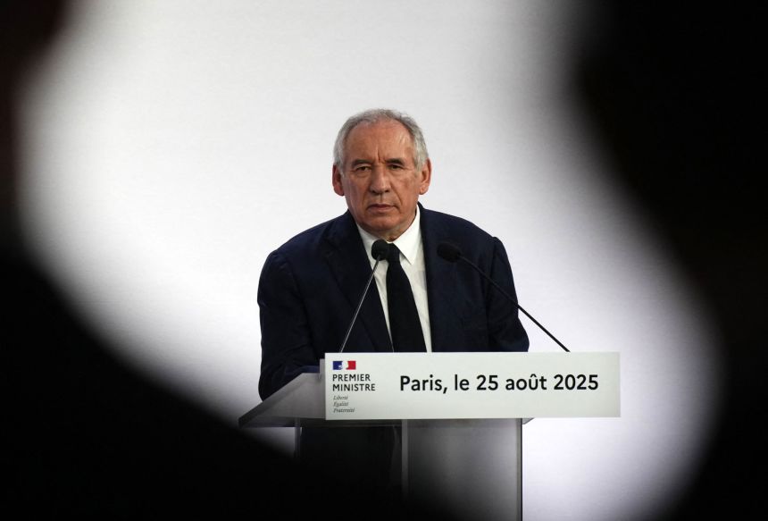 Ο πρωθυπουργός της Γαλλίας, Φρανσουά Μπαϊρού, μιλάει σε συνέντευξη Τύπου στο Παρίσι, στις 25 Αυγούστου.