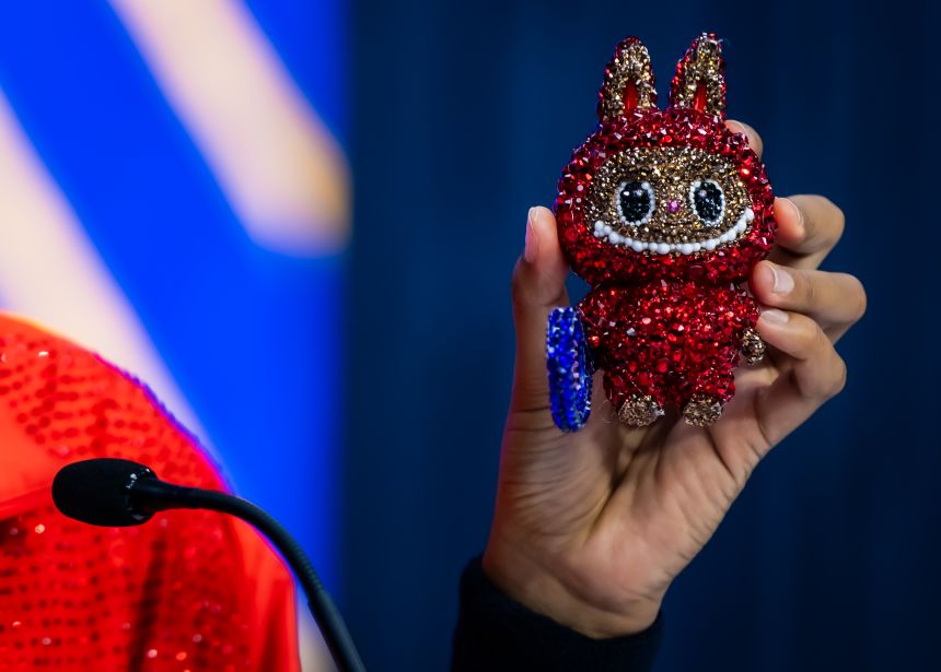 Osaka mala s ňou Labubu - menom Billie Jean Bling - pre svoje víťazstvo v prvom kole US Open.
