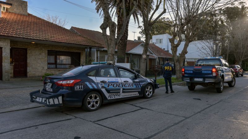 Вижте всички теми Връзка копирана Следвайте Аржентинската полиция продължи лова