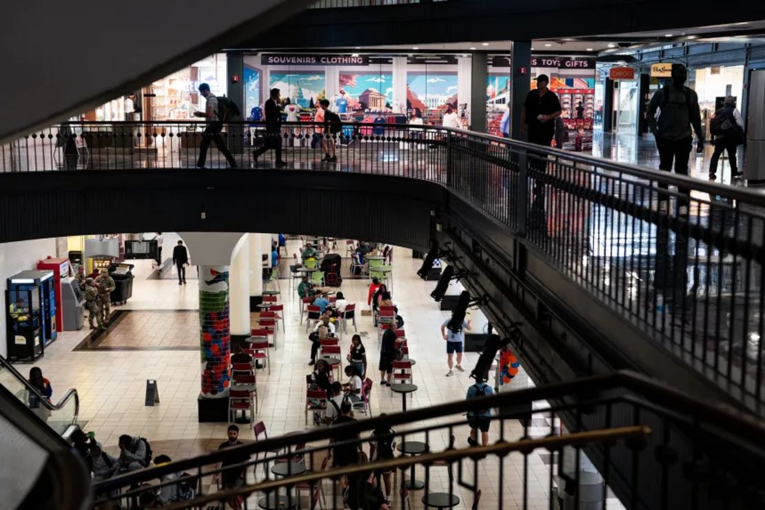 Compradores en Union Station de Washington.