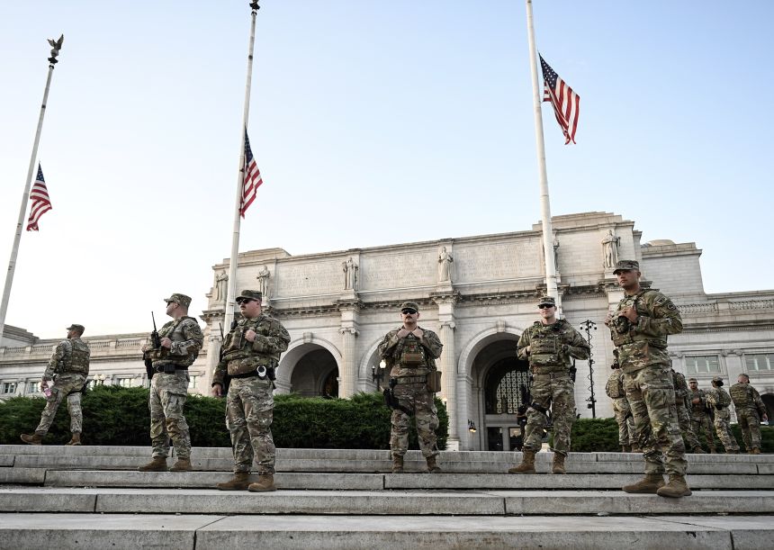 El 28 de agosto, la Guardia Nacional y la Agencia de Control de Drogas (DEA) patrulla alrededor de Union Station como parte de Washington, las medidas de seguridad avanzadas de DC.