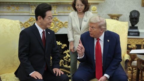 WASHINGTON, DC - AUGUST 25: U.S. President Donald Trump (R) meets with President of South Korea Lee Jae Myung in the Oval Office at the White House on August 25, 2025 in Washington, DC. The two leaders discussed defense and trade issues. (Photo by Chip Somodevilla/Getty Images)