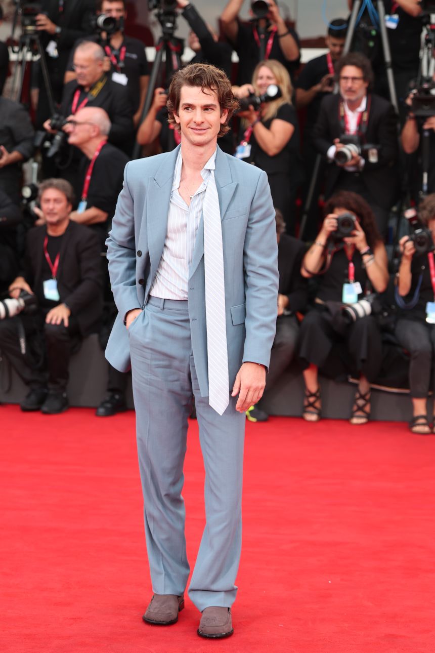 Andrew Garfield también lució un conjunto completo de Dior. Su traje azul de lana adquirió un toque poco convencional gracias a la camisa ligeramente desabrochada y la corbata deshecha. Gisela Schober/Getty Images