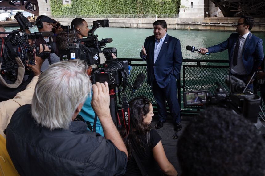 El gobernador de Illinois, JB Pritzker, estará en un taxi acuático que pase por la Torre Trump sobre el plan del presidente Donald Trump para enviar a Chicago el 25 de agosto.