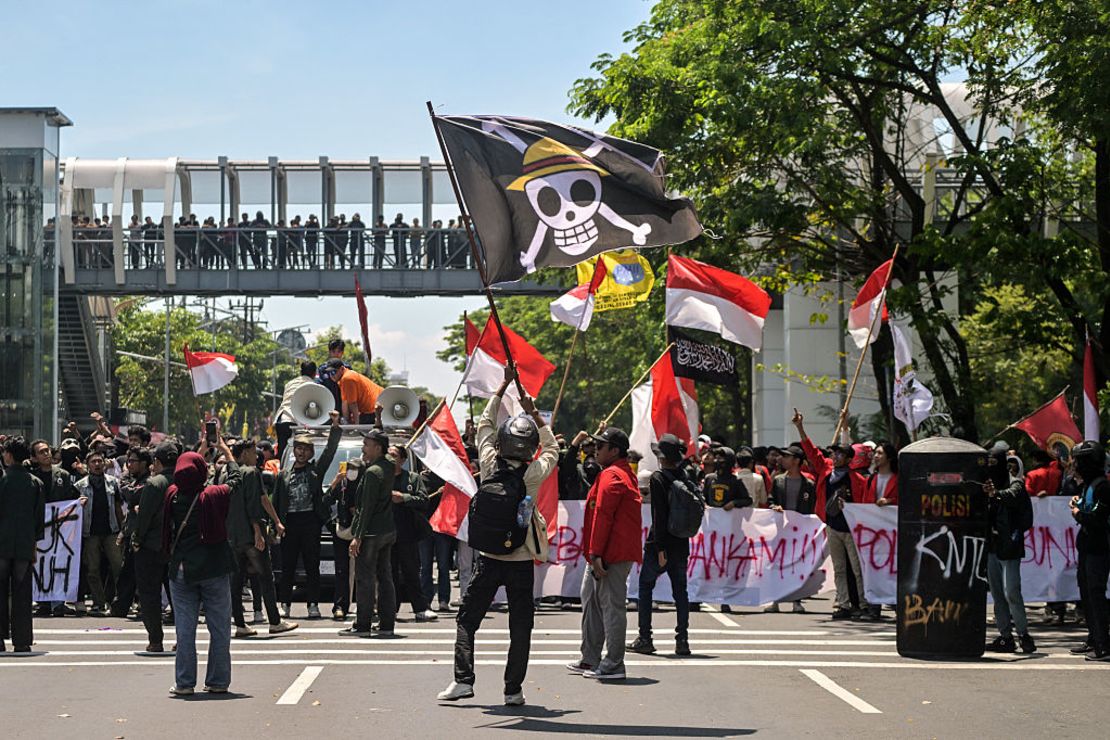 Un manifestante en Indoensia ondea una bandera pirata del anime japonés One Piece, tendencia en internet utilizada para criticar las políticas gubernamentales que ha llegado también a Perú, el 30 de agosto de 2025.