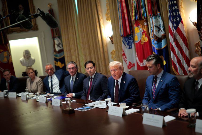 El presidente Donald Trump celebrará una reunión del gabinete en la Casa Blanca el martes.