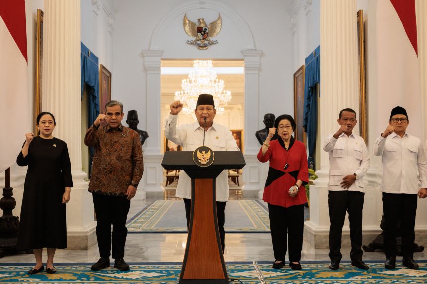 Indonesia's President Prabobo Suboant (Centre) speaks following the recent wave of national protests at Jakarta's Presidential Palace on August 31, 2025.